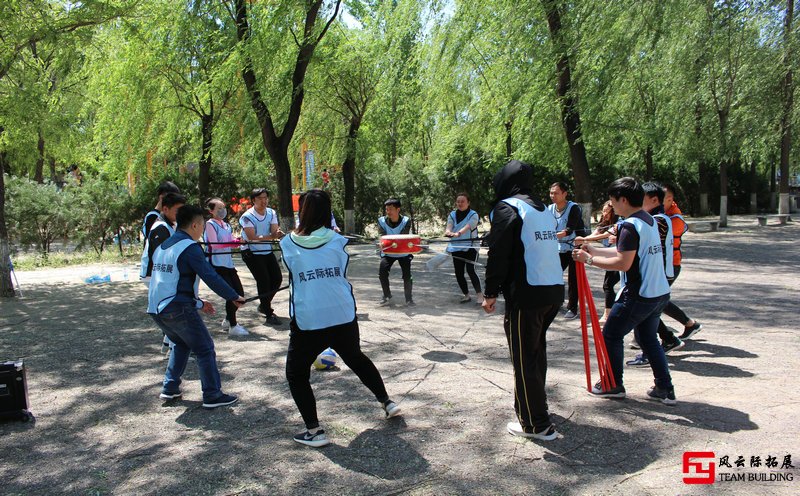 團(tuán)建項目擊鼓顛球圖片