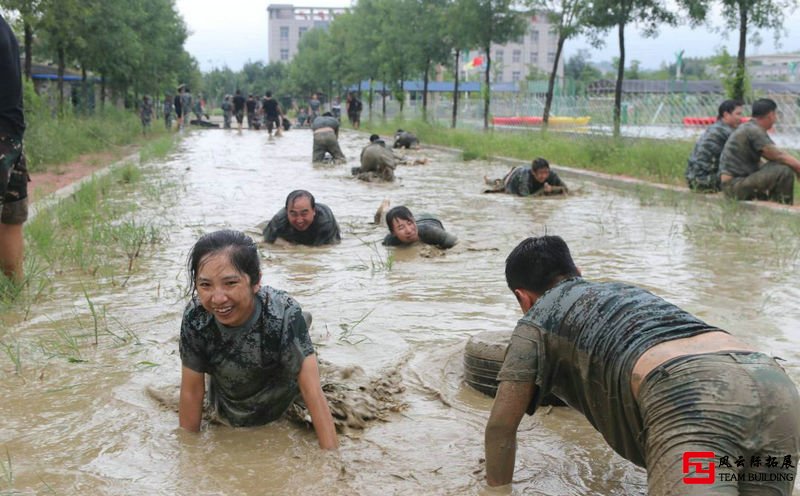 北京軍事團(tuán)建拓展訓(xùn)練-泥潭中前進(jìn)